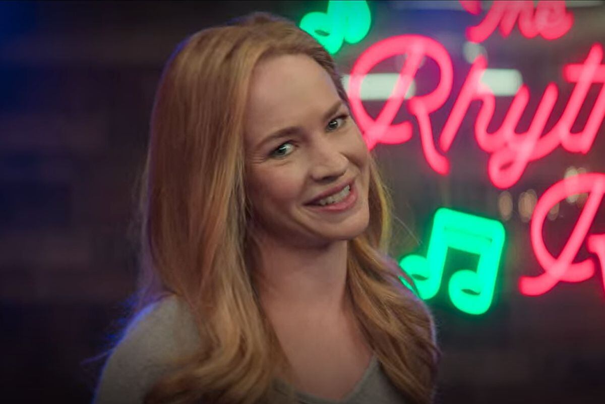 En "Los caballeros festivos", Britt Robertson interpreta a Ashley (Foto: Hybrid / Gentlemen Media Group)