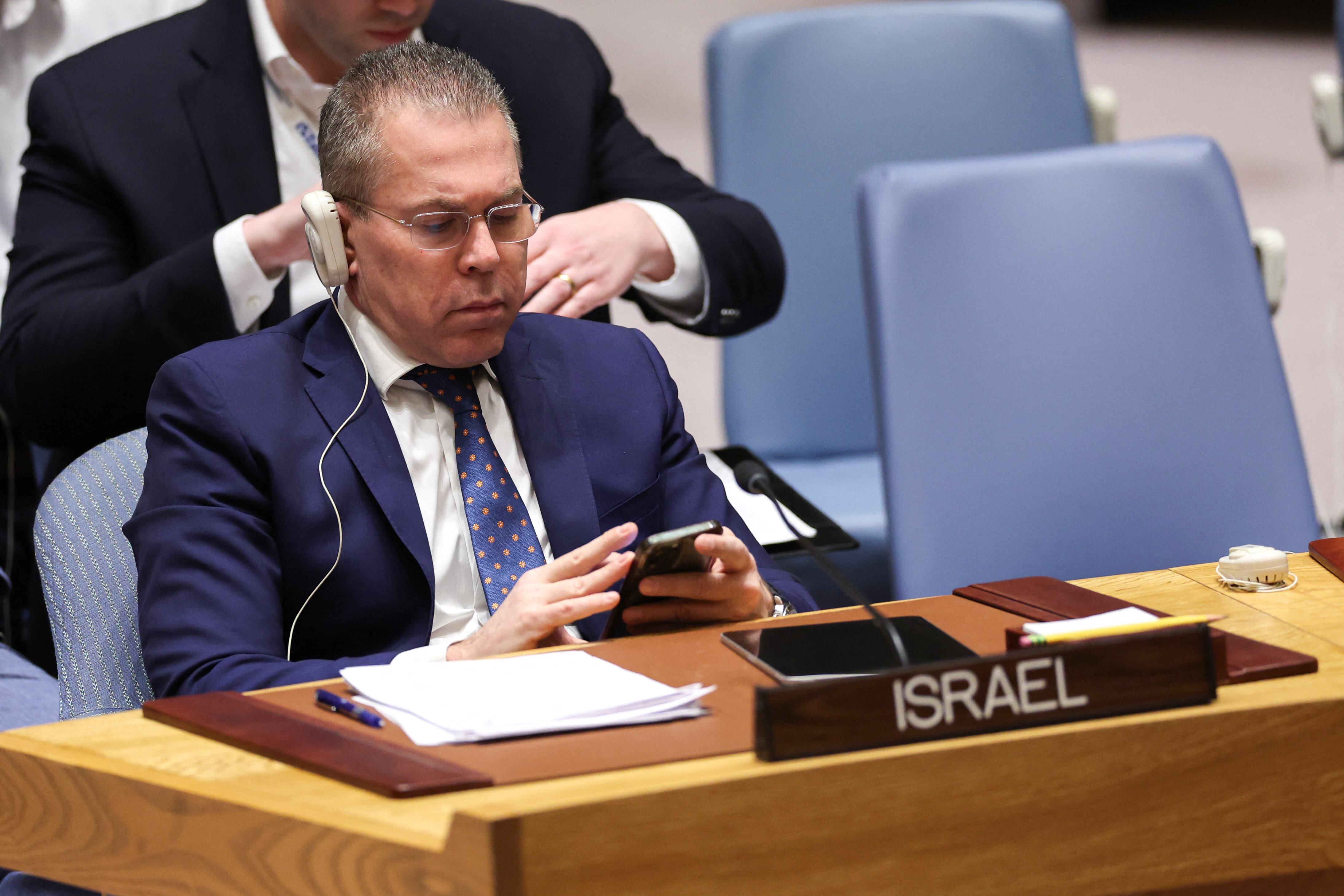 El embajador de Israel ante la ONU, Gilad Erdan, mira su teléfono durante una reunión del Consejo de Seguridad sobre la situación en Medio Oriente. (Foto de Charly TRIBALLEAU / AFP).