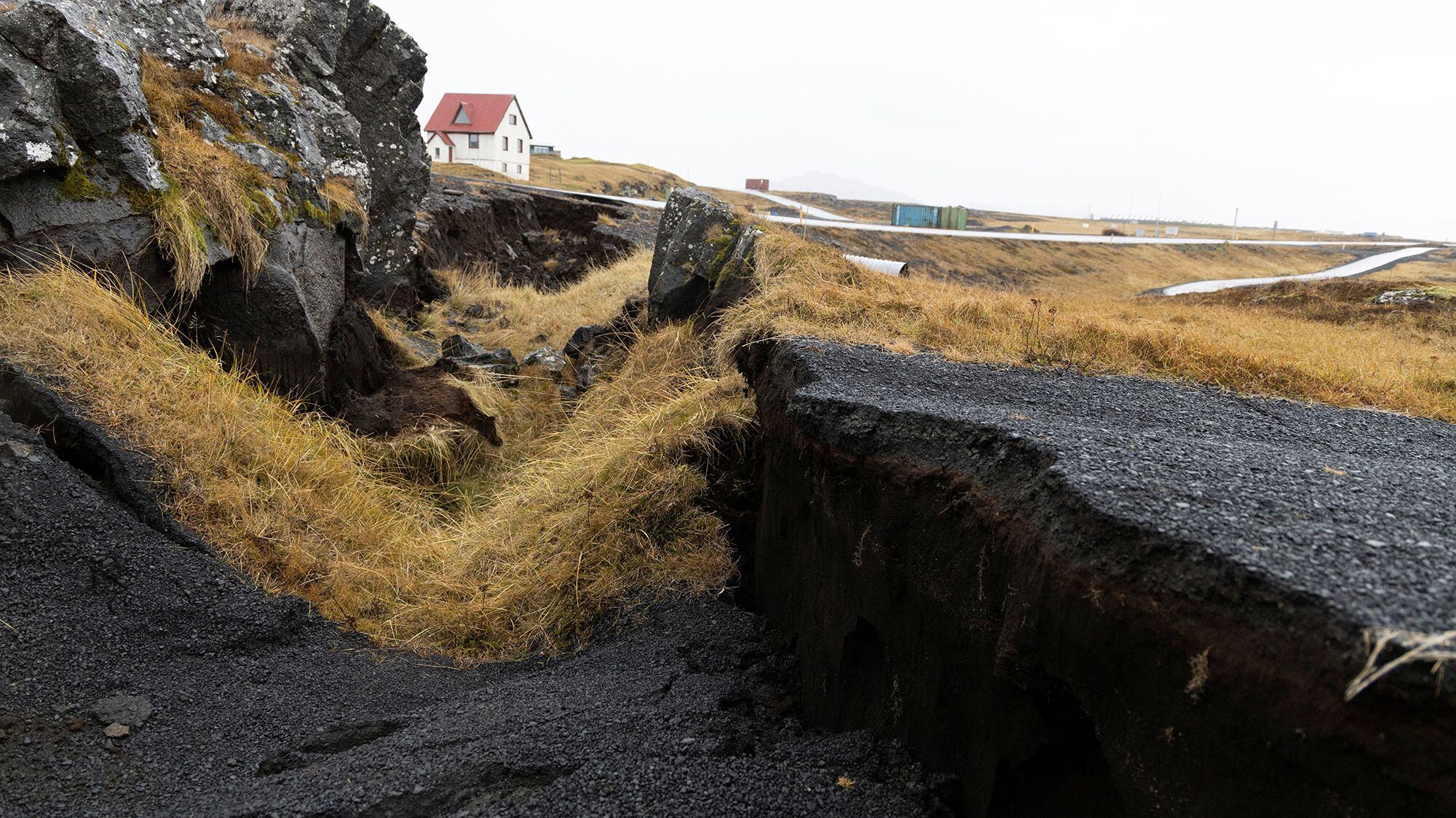 Vista general de los daños causados por la actividad volcánica en un campo de golf de Grindavík. (Ragnar Visage/RUV/Reuters).
