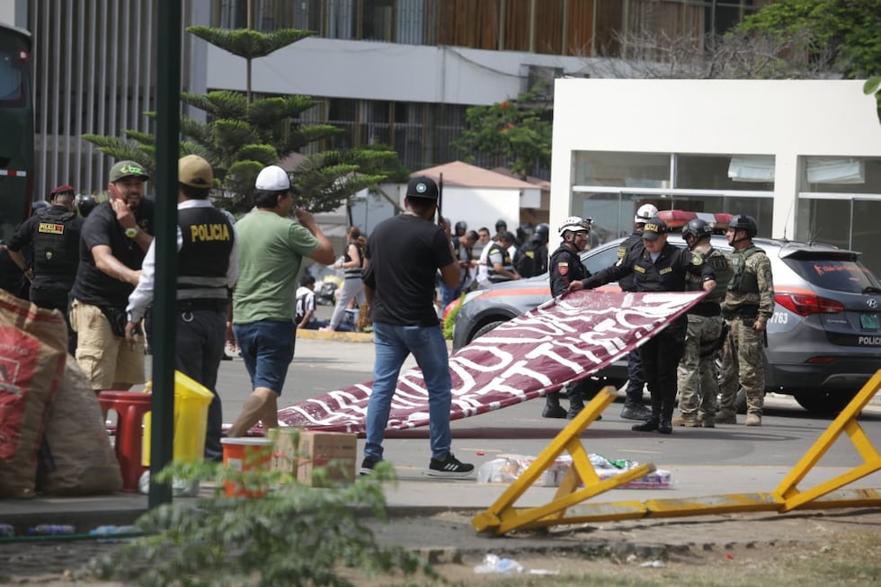 Las fuerzas del orden desalojaron del campus universitario de la San Marcos a los participantes de regiones en la marcha de la "Toma de Lima". (@photo.gec / Violeta Ayasta)