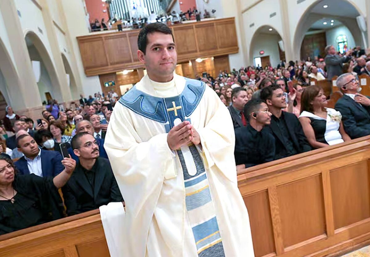 En el caso del padre Gustavo Santos, su visa R-1 seguía vigente al momento de la retención. (Foto: @NoticieroVenevision / Instagram)