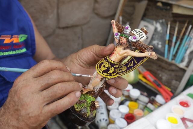 Artesanos pintaban sus piezas delante de los clientes. Foto: Britanie Arroyo/ @photo.gec