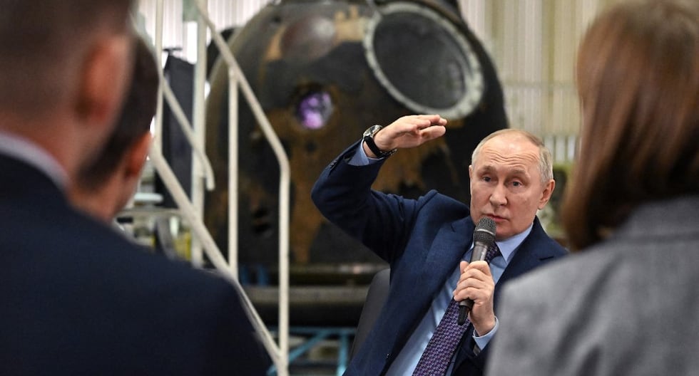 El presidente ruso, Vladimir Putin, durante una visita a la Corporación de Cohetes y Espacio Energía en Korolyov, en octubre del 2023. Este martes, el líder del Kremlin negó las versiones que apuntaban a que su país preparaba un arma nuclear que opere desde el espacio exterior.
