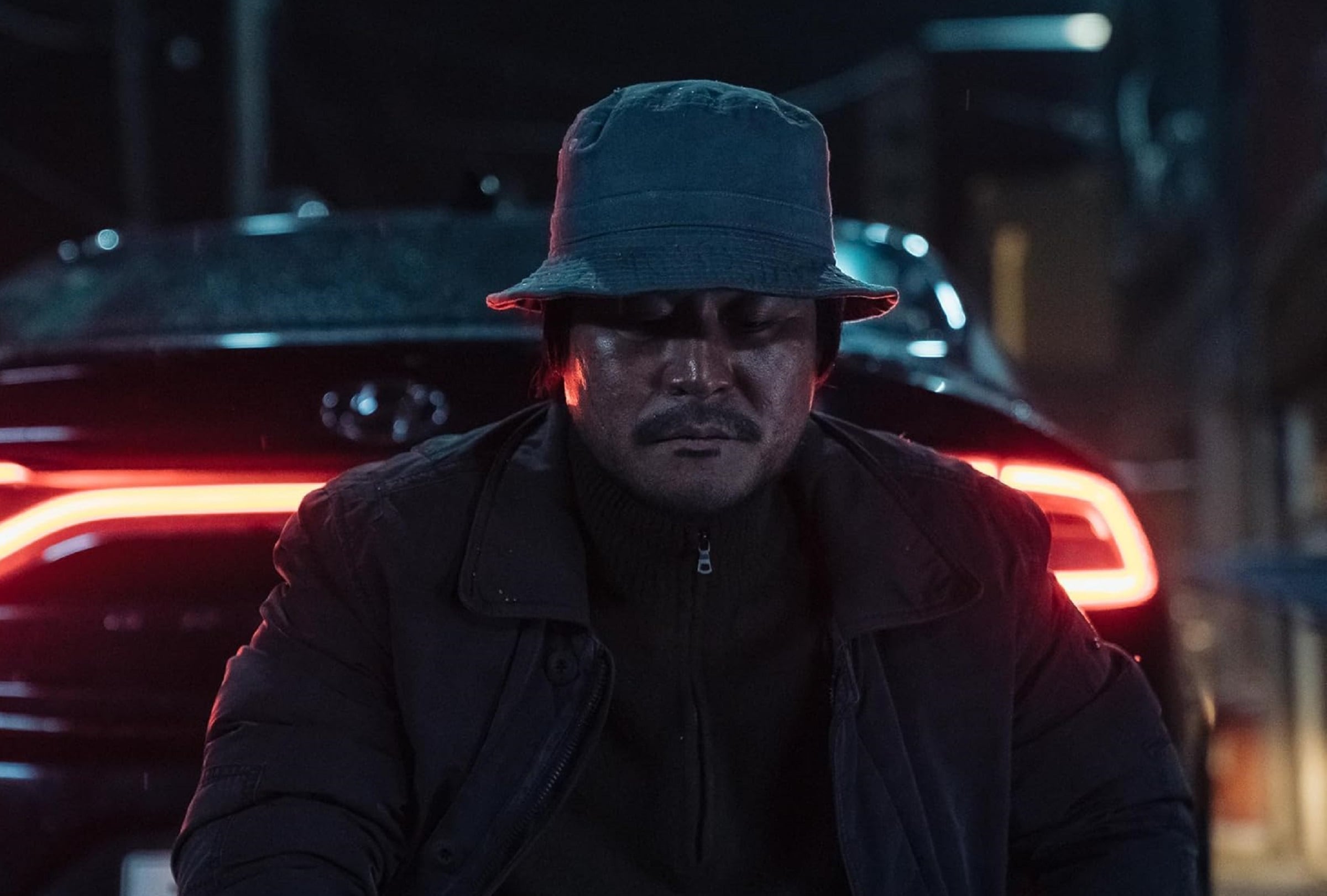 Kim Sung-kyun da vida a Gil-Ryong, el hombre que acepta el encargo de Park Jae-yeong, en el thriller surcoreano "Karma" (Foto: Netflix)