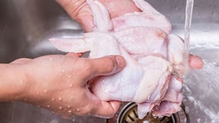 El pollo crudo no se debe lavar, según agencia de salud de los Estados Unidos