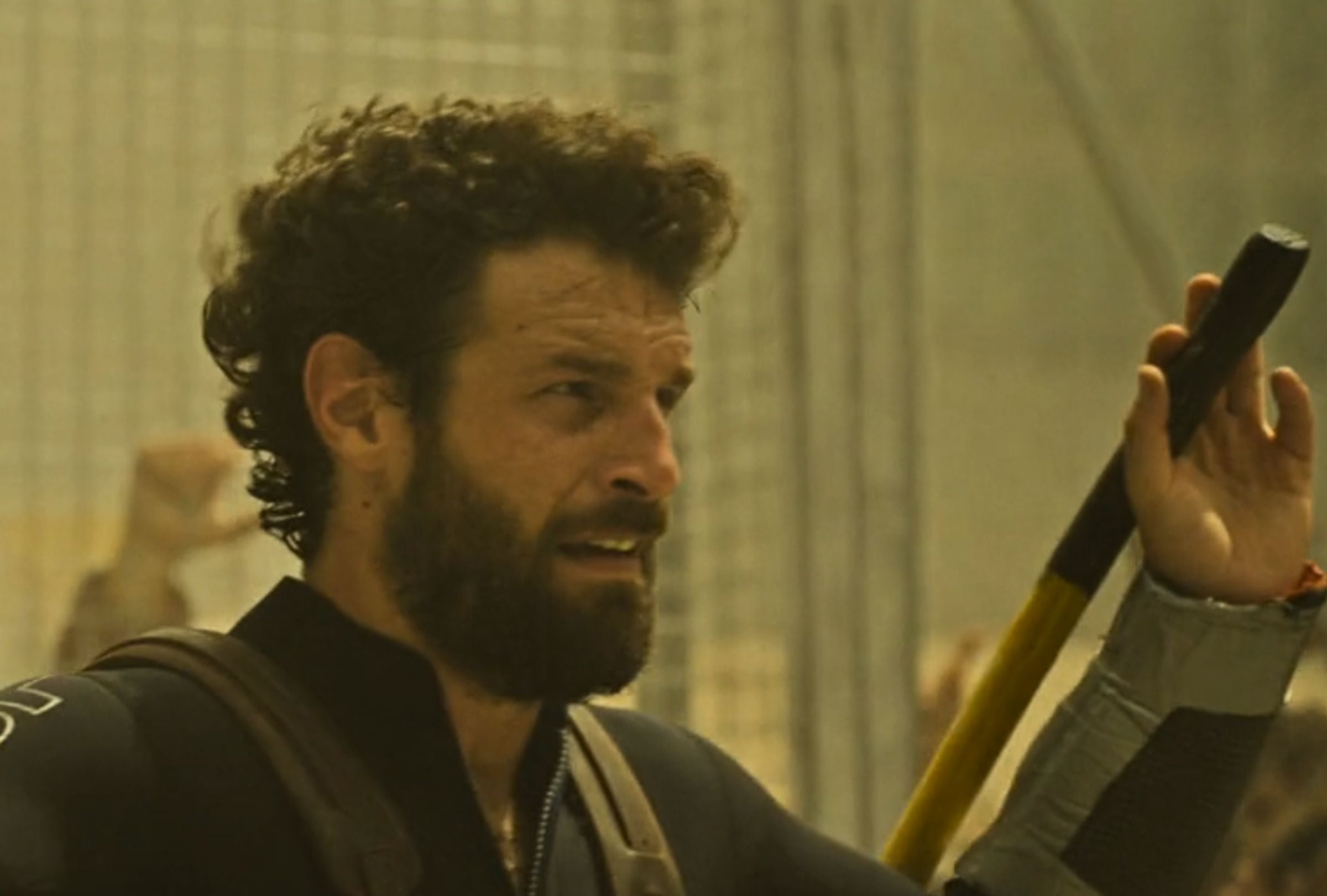 Manel se enfrenta a los infectados al final de la película "Apocalipsis Z: El principio del fin" (Foto: Amazon Studios)