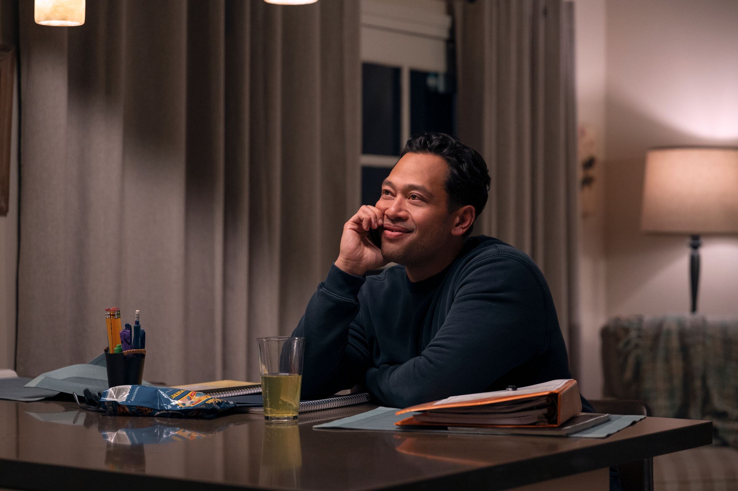 Joel es el soporte de Emily en medio de su nueva relación con su padre (Foto: Un hombre infiltrado / Netflix)