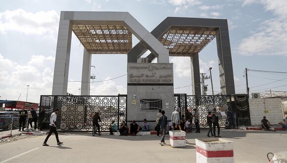 Palestinos con doble nacionalidad esperan para cruzar el cruce fronterizo de Rafah con Egipto, en el sur de la Franja de Gaza, el 16 de octubre de 2023. (Foto de EFE/EPA/HAITHAM IMAD)