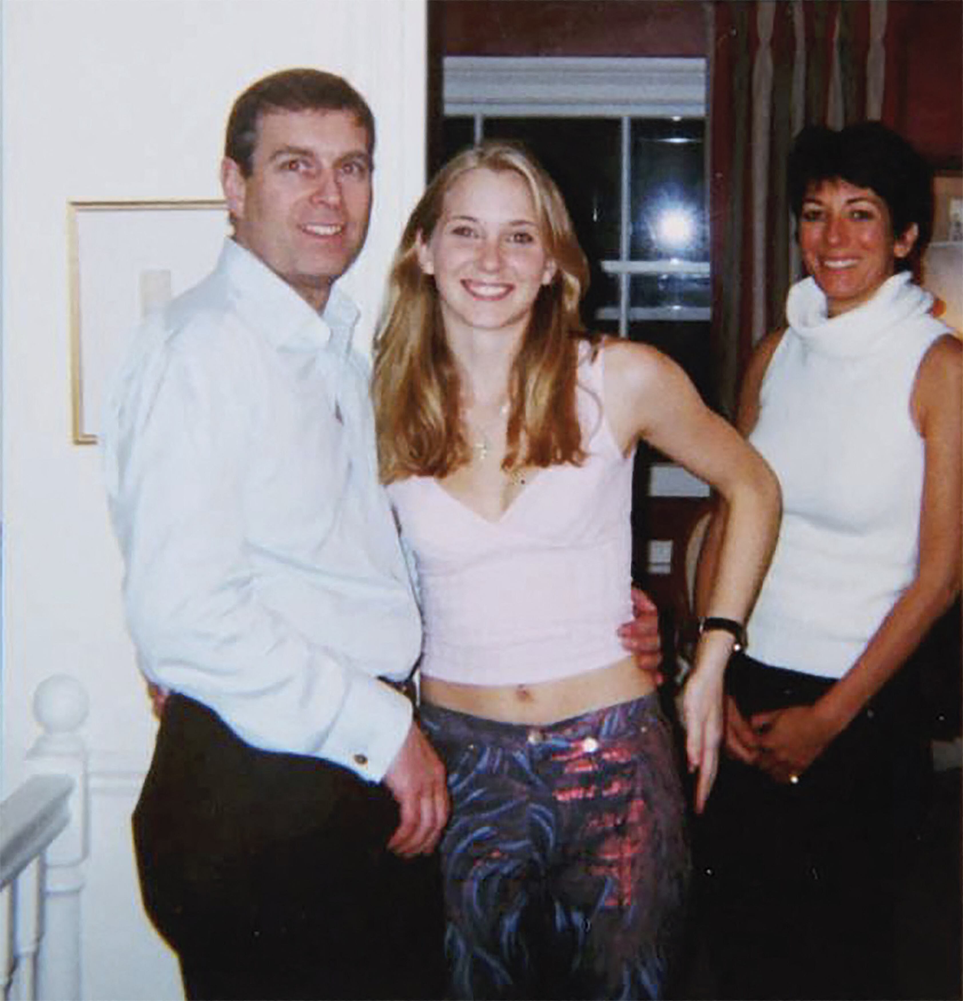 El entonces príncipe Andrés, Virginia Giuffre cuando era menor de edad y Ghislaine Maxwell posando para una foto. (AFP).