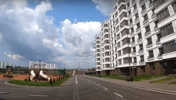 El complejo Nevsky es la principal urbanización de nueva construcción de la ciudad de Mariúpol. (WALK AND TALK/YOUTUBE).