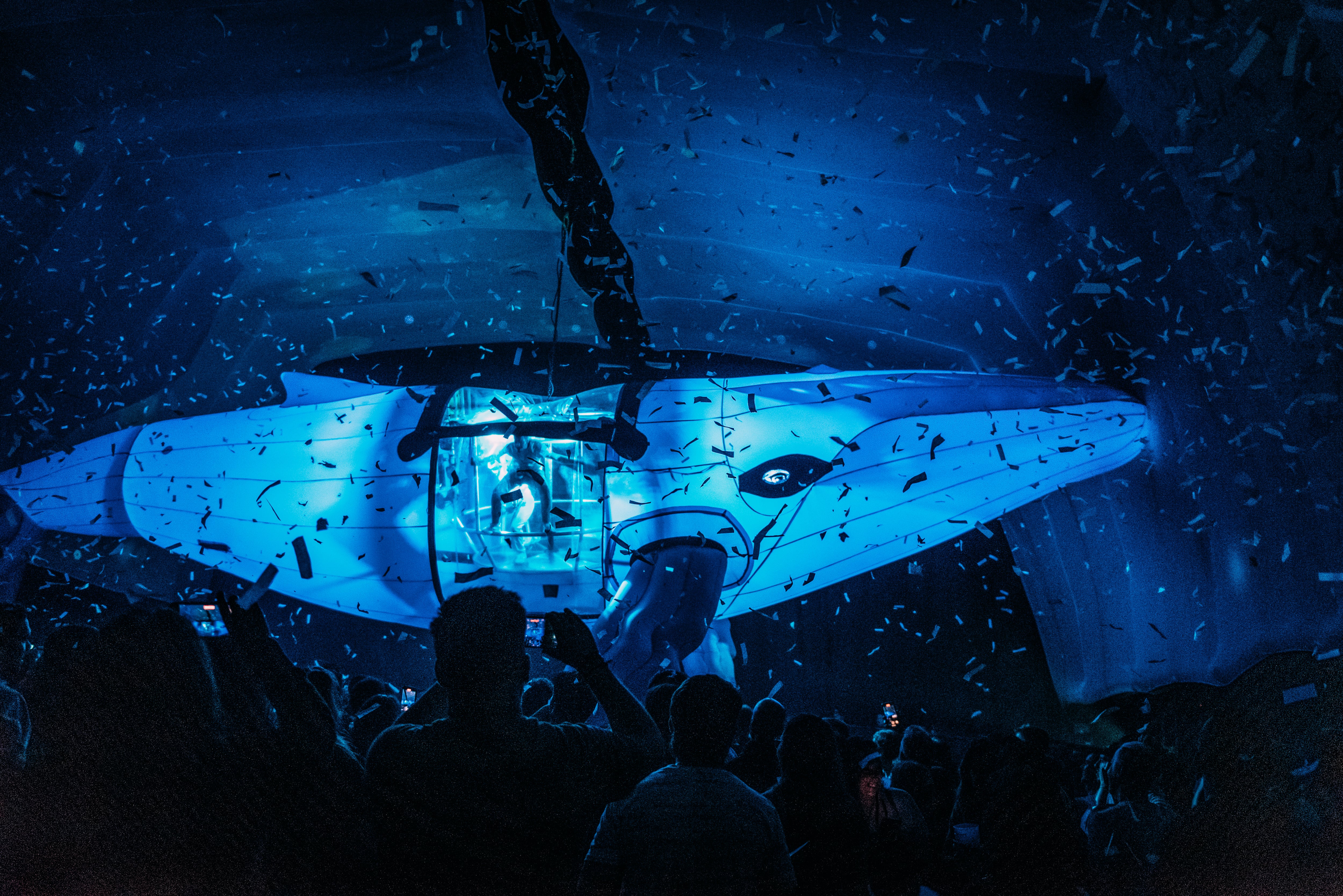 El diseño de escenografía cumple un papel trascendental en cada show. al no seguir la línea tradicional, el espectáculo sorprende con ‘props’ gigantes suspendidos en el aire. (Foto: Fuerza Bruta)