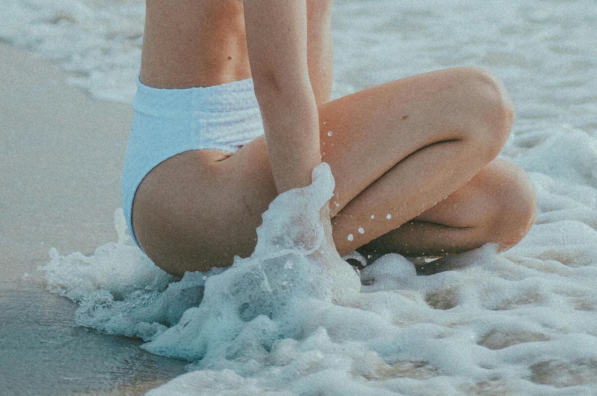 Sigue estos consejos para cuidar tu zona íntima al disfrutar de la playa y así alejar las infecciones vaginales. (Foto: Connor McManus / Pexels)