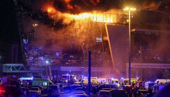 El fuego se eleva sobre la sala de conciertos Crocus City Hall en llamas tras un tiroteo en Krasnogorsk, en las afueras de Moscú, Rusia, el 22 de marzo de 2024 | Foto: VASILY PRUDNIKOV/EFE/EPA/