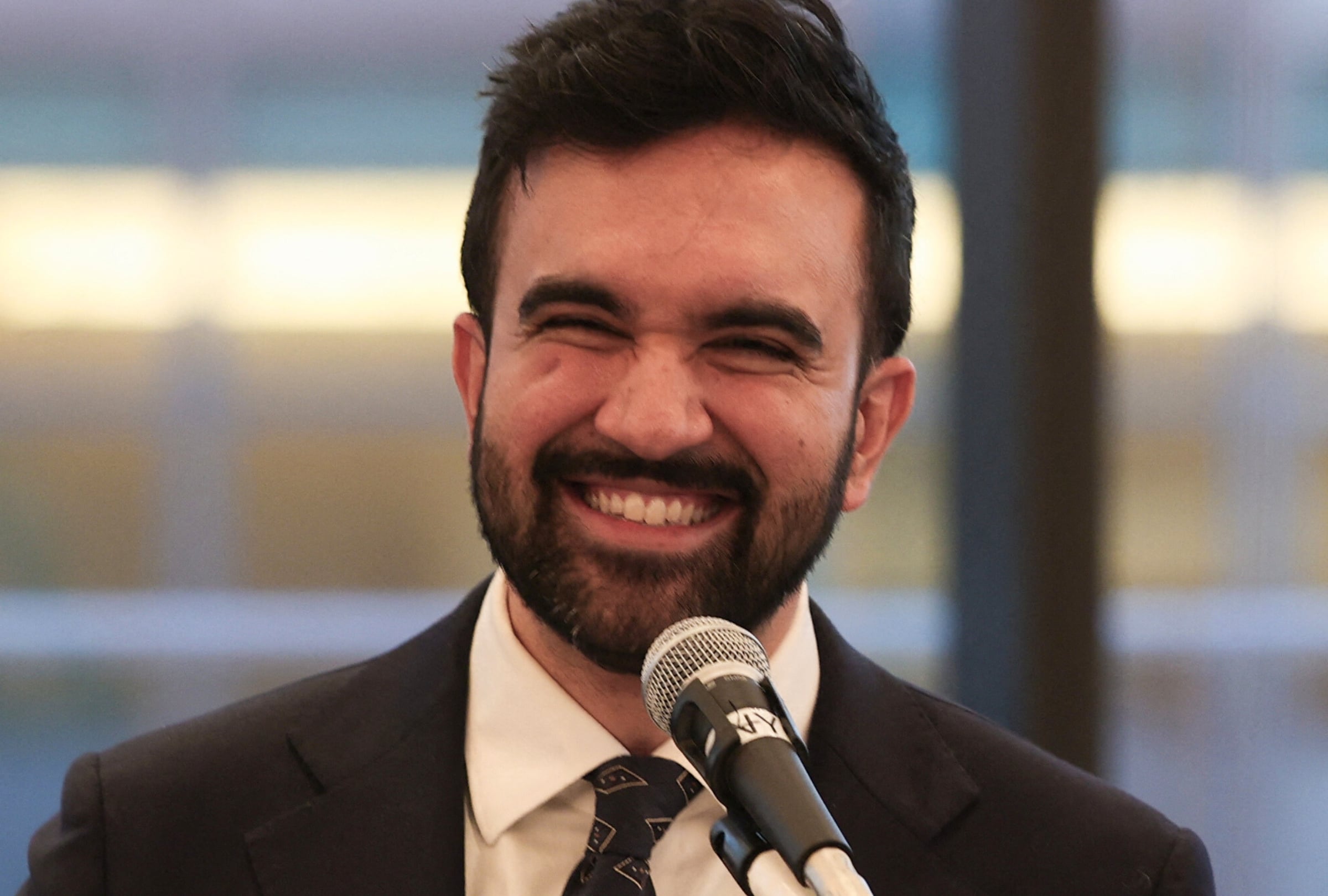 La agenda de Zohran Mamdani se enfoca en la asequibilidad de vivienda, transporte público gratuito, control de armas, protecciones ambientales y derechos LGBTQ+ (Foto: Timothy Clary / AFP)