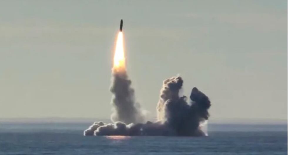 El submarino nuclear de Rusia Yuri Dolgoruky prueba un misil Bulava. (Ministerio de Defensa de Rusia / AP).