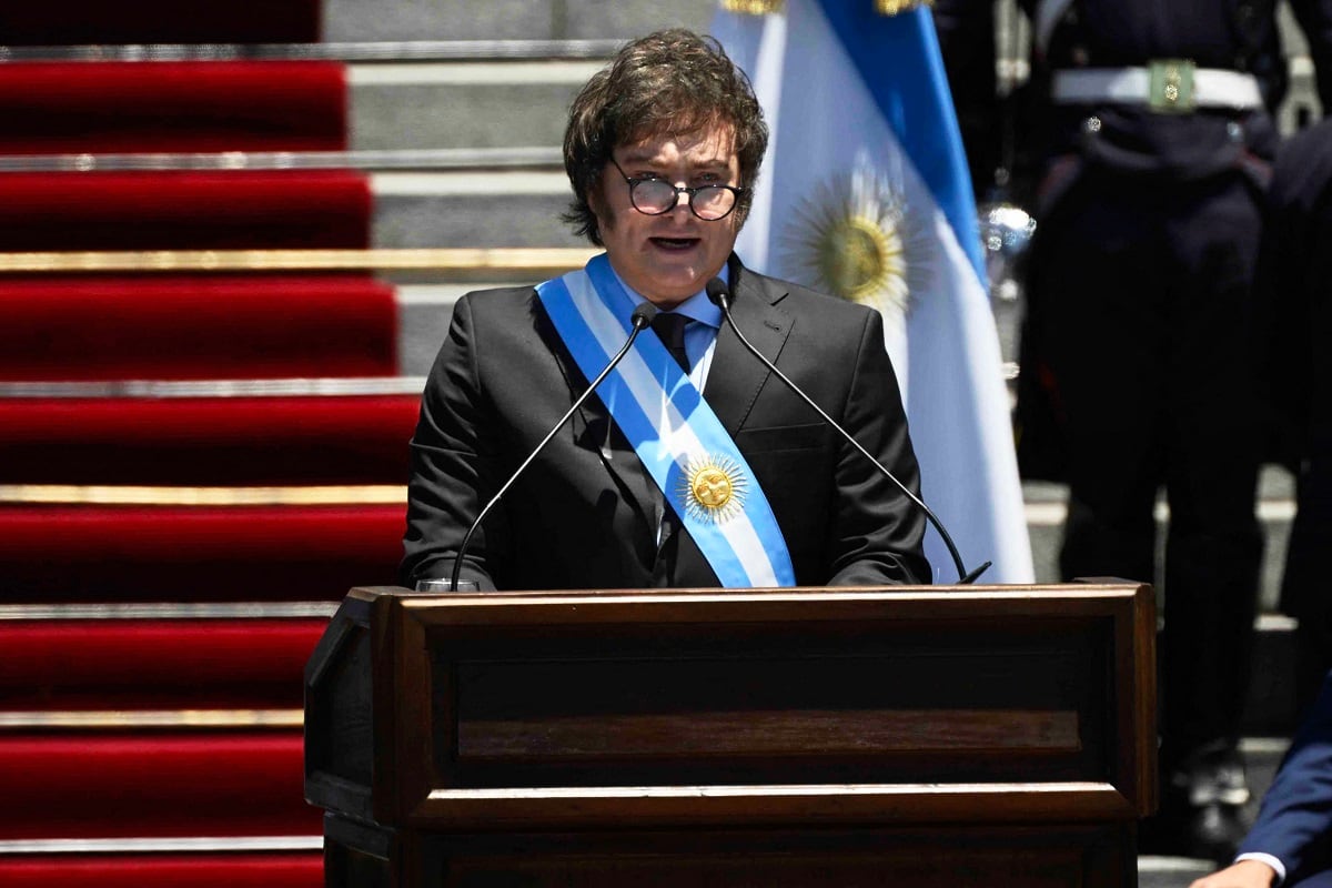 El nuevo presidente de Argentina, Javier Milei, pronuncia un discurso después de prestar juramento durante su ceremonia de toma de posesión frente al Congreso en Buenos Aires el 10 de diciembre de 2023. (Foto de Luis ROBAYO / AFP)