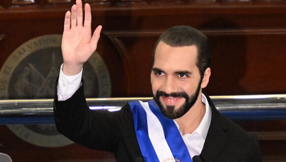 El presidente de El Salvador, Nayib Bukele, saluda después de pronunciar su discurso anual a la nación en la Asamblea Legislativa, el 1 de junio de 2023. (Foto de MARVIN RECINOS / AFP).