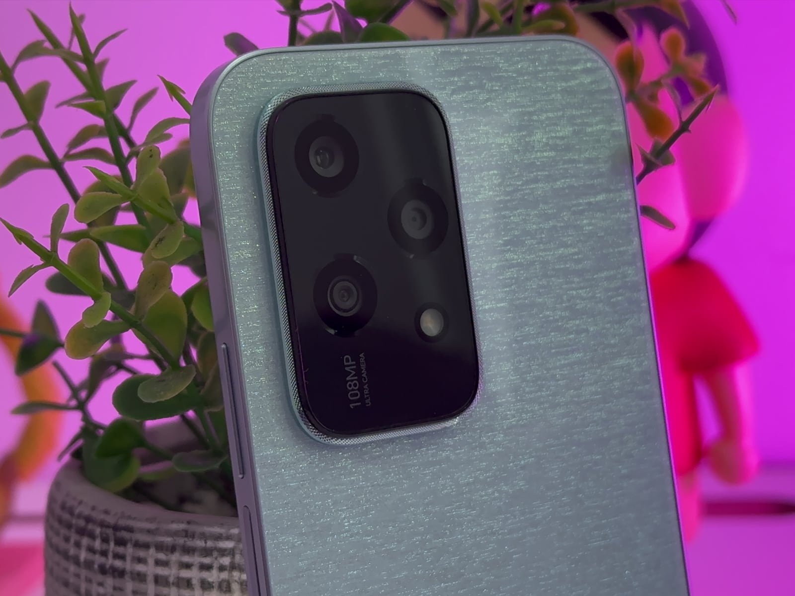 REVIEW | La zona trasera, la cual tiene un aspecto gráfico de lluvia, dan ganas de mostrarla en la calle. (Foto: MAG - Rommel Yupanqui)