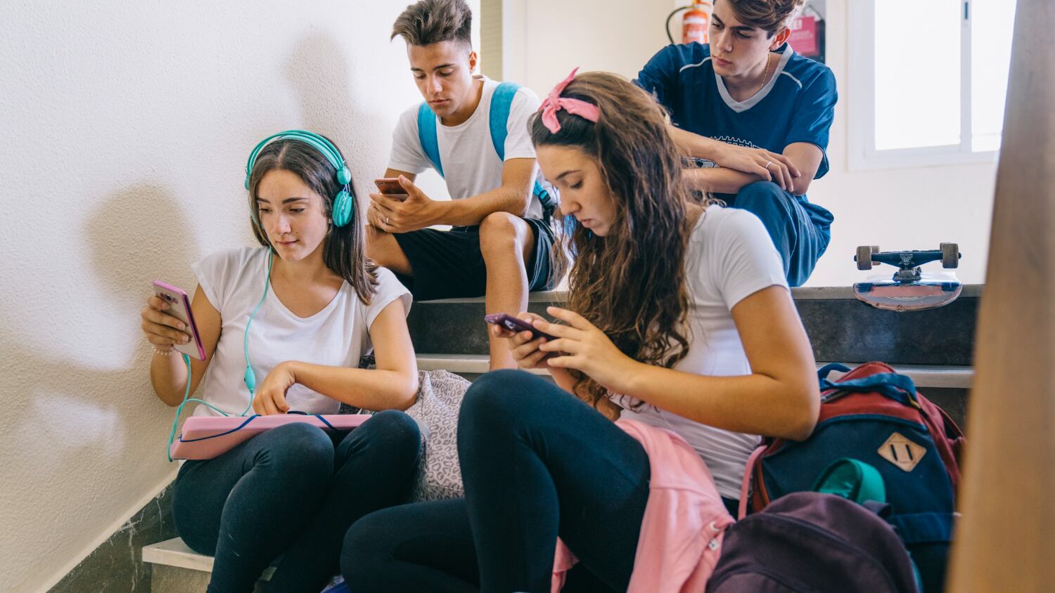 Las redes sociales surgieron hace poco más de dos décadas. Los adolescentes han crecido con ellas, a diferencia de los actuales adultos. (Foto: freepik.es)