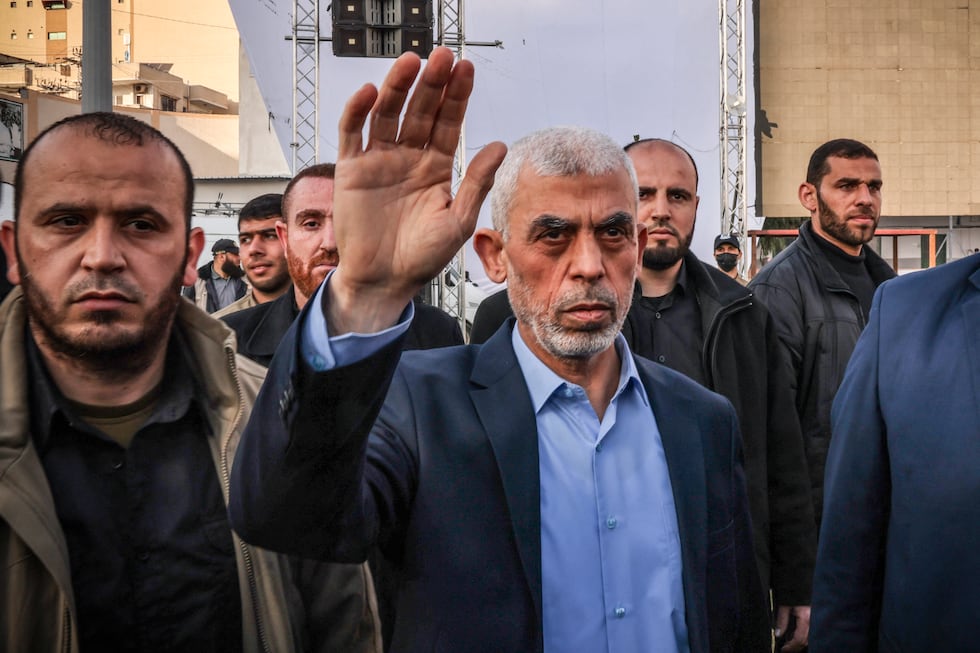 Yahia Sinwar saluda a sus seguidores cuando llega para asistir a una manifestación para conmemorar el Día de Al-Quds en la ciudad de Gaza, el 14 de abril de 2023. (Foto de MOHAMMED ABED / AFP).