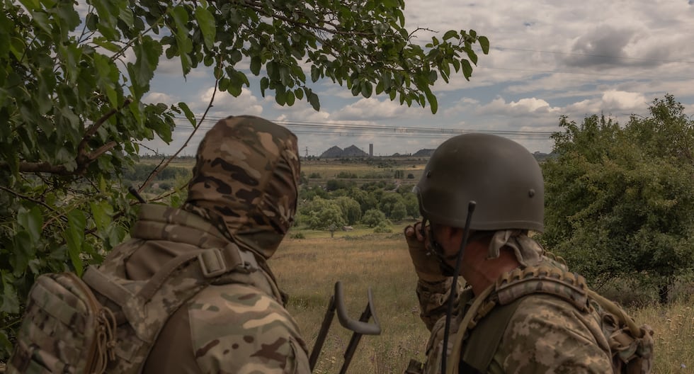 Militares de Ucrania miran hacia la ciudad de Toretsk, en la región oriental de Donetsk, el 25 de junio de 2024, en medio de la invasión rusa. (Foto de Román PILIPEY / AFP).