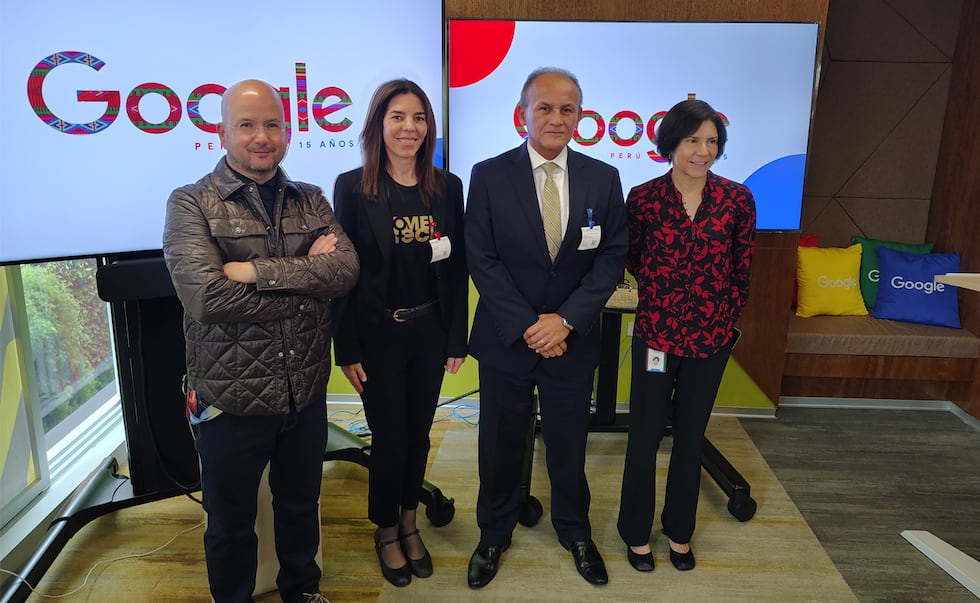 Edgardo Frías, director de Google en la región andina (izq.) indicó que la firma busca dar herramientas "para que cada peruano pueda prosperar en la era digital".