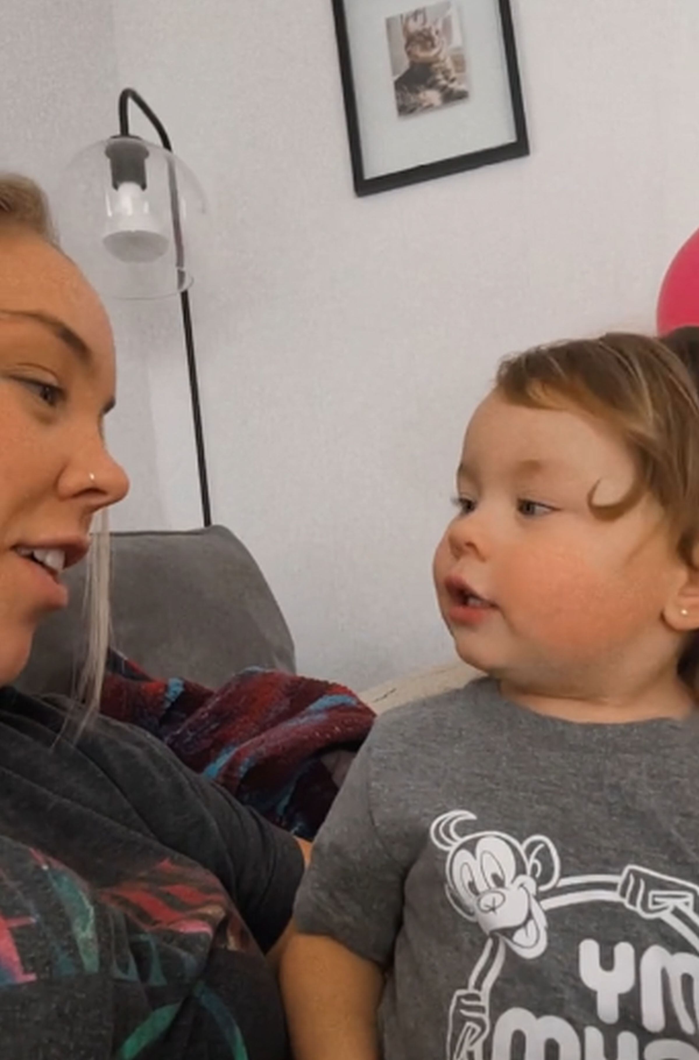 Esta imagen muestra a Penélope escuchando la pregunta de su madre Shelby Chiasson. (Foto: @shelbyrosee01 / TikTok)