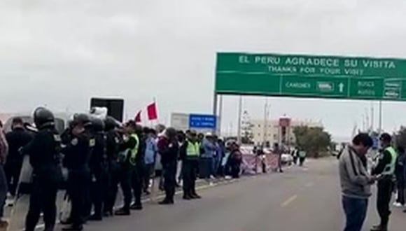 Colectiveros reclaman en la frontera con Chile. Foto: América Noticias