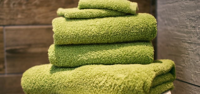 Cómo quitar la aspereza de las toallas con productos naturales
