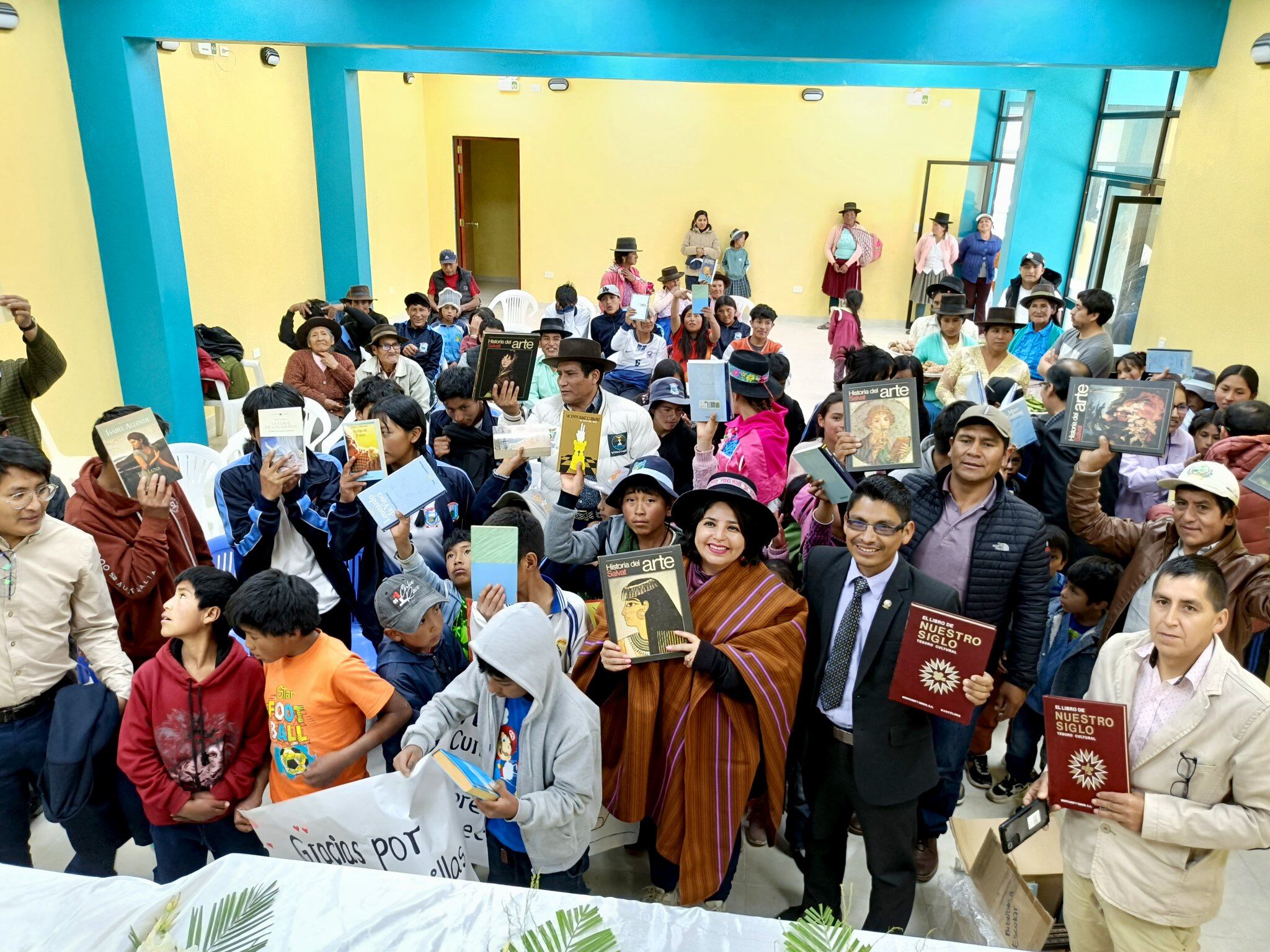 Más de 30 cajas con libros de diferentes materias llegaron a la sede de la flamante biblioteca municipal del centro poblado de Qasanccay, en el distrito de Vinchos, Ayacucho. (Miguel Ángel Villanueva)