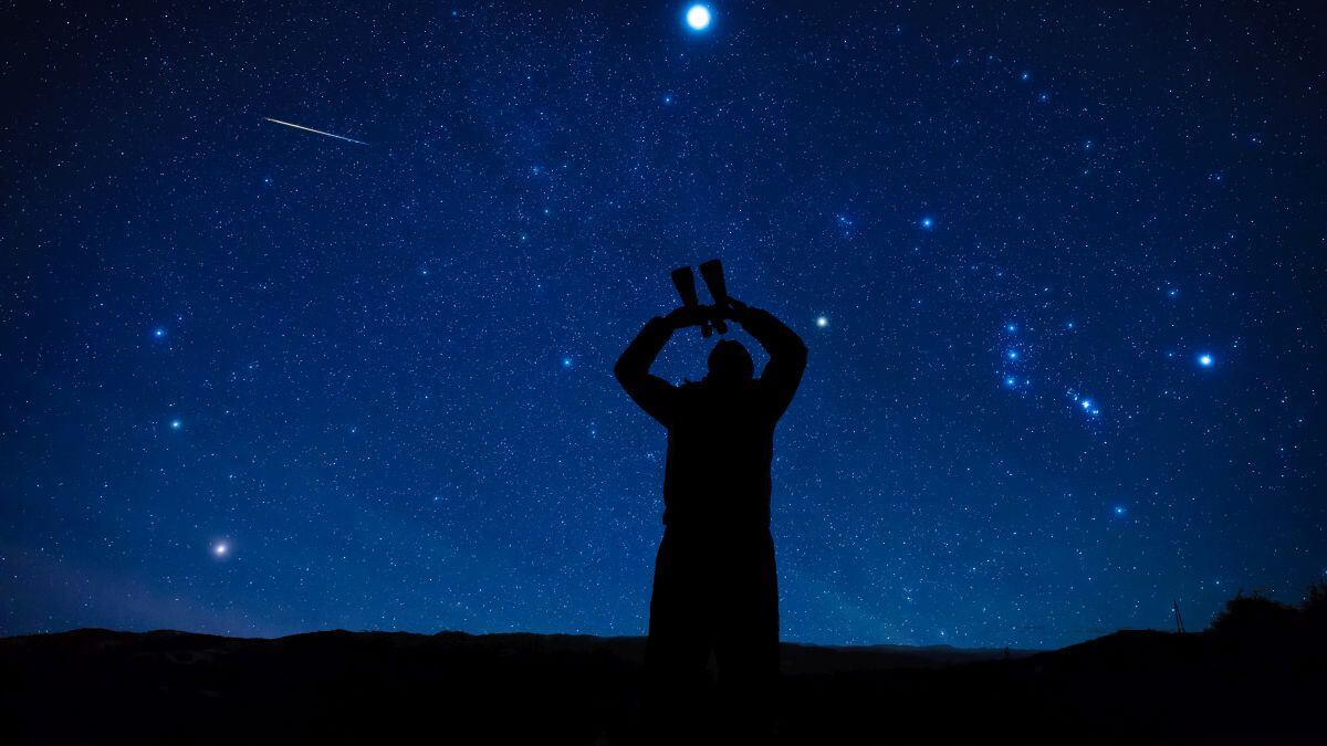 Si lo que quieres es disfrutar totalmente de las Perseidas 2025, lo mejor es que no lleves telescopios o binoculares porque tendrás un campo visual limitado. (Foto: m-gucci / iStock)