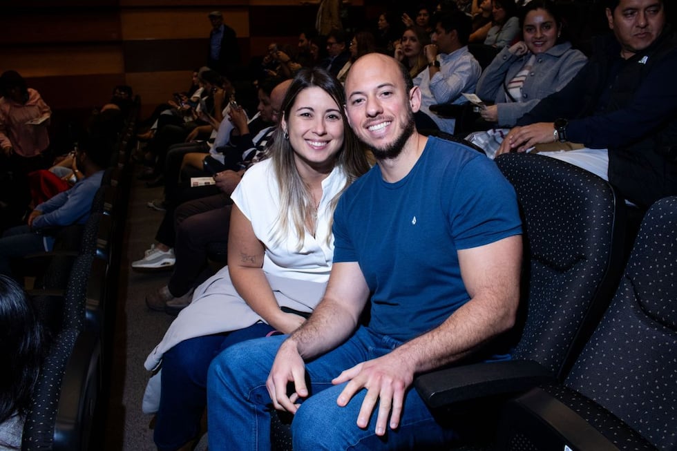 Noche de comedia y drama. Dania Silva y Mario Gonzales, listos para disfrutar de la obra británica adaptada por Mikhail Page.