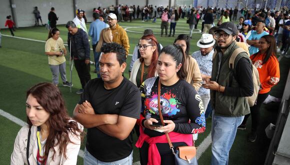 Venezolanos acuden a votar en las elecciones primarias de la oposición en Lima, Perú. (EFE/ Paolo Aguilar).