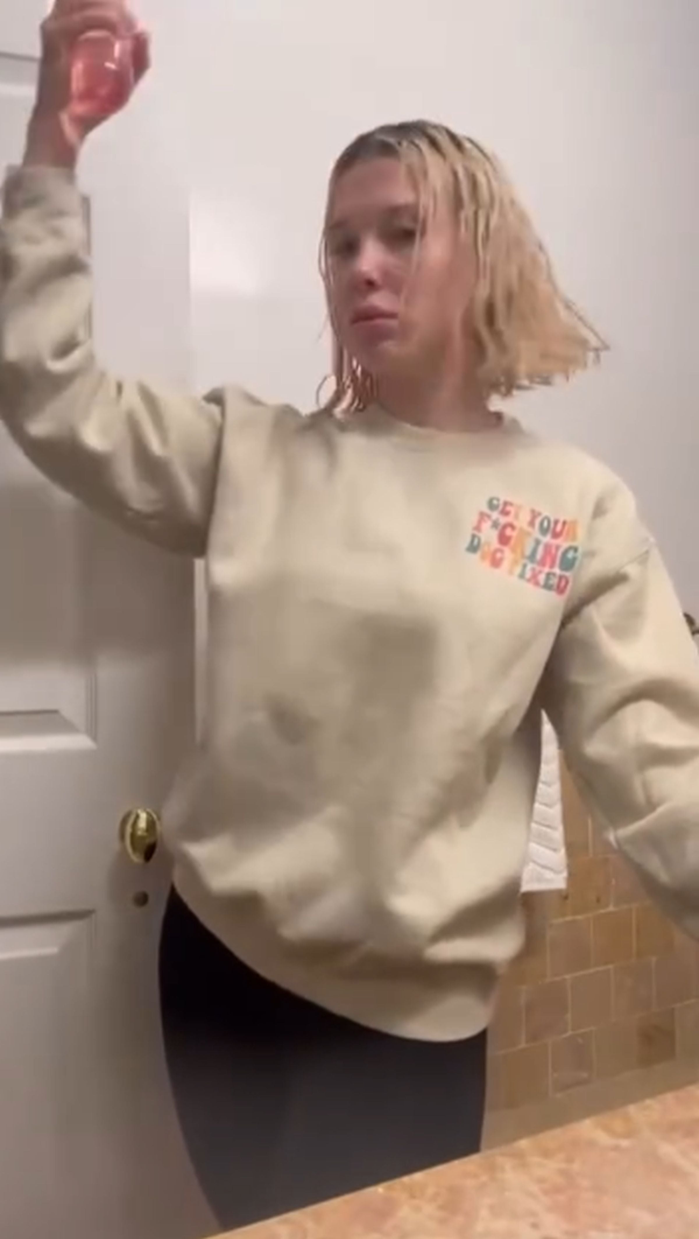 Millie Bobby Brown luciendo su nuevo corte de pelo bob mientras promociona su ‘Soft Girl Sheer Vanilla Hair and Body Mist’ de su marca ‘Florence by Mills’. (Foto: @florencebymills / Instagram)