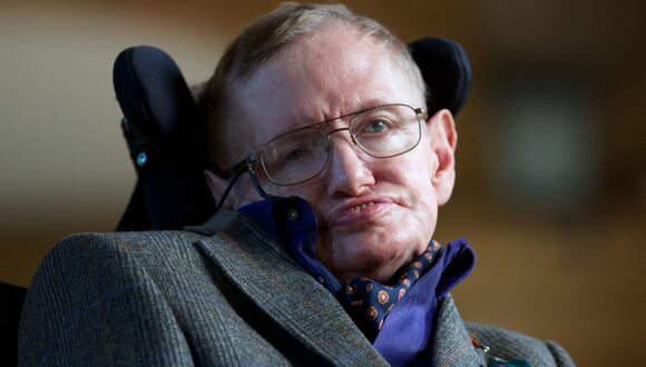 El físico Stephen Hawking posa para una fotografía antes de la proyección de gala del documental 'Hawking', una película sobre su vida, el 19 de septiembre de 2013. (Foto de ANDREW COWIE / AFP).