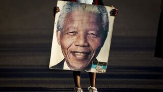 Nelson Mandela no puede hablar y se comunica mediante señas
