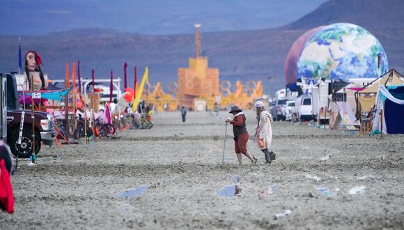 Personas en el campamento de Burning Man, donde las puertas de salida permanecen cerradas indefinidamente, el 2 de septiembre de 2023. (Foto de Trevor Hughes / USA Today)