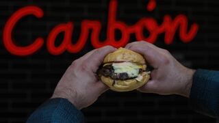 Carbón: así es y esto debes probar en la nueva apuesta de La Lucha que tiene la parrilla como protagonista