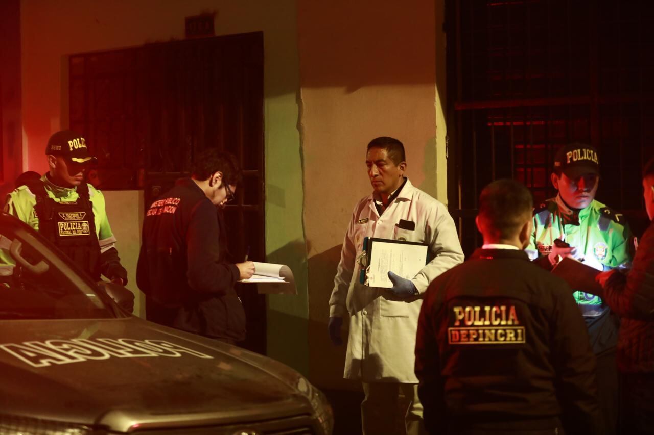 PNP y peritos de criminalística en la escena del crimen en el Rímac. Foto: César Grados/@photo.gec