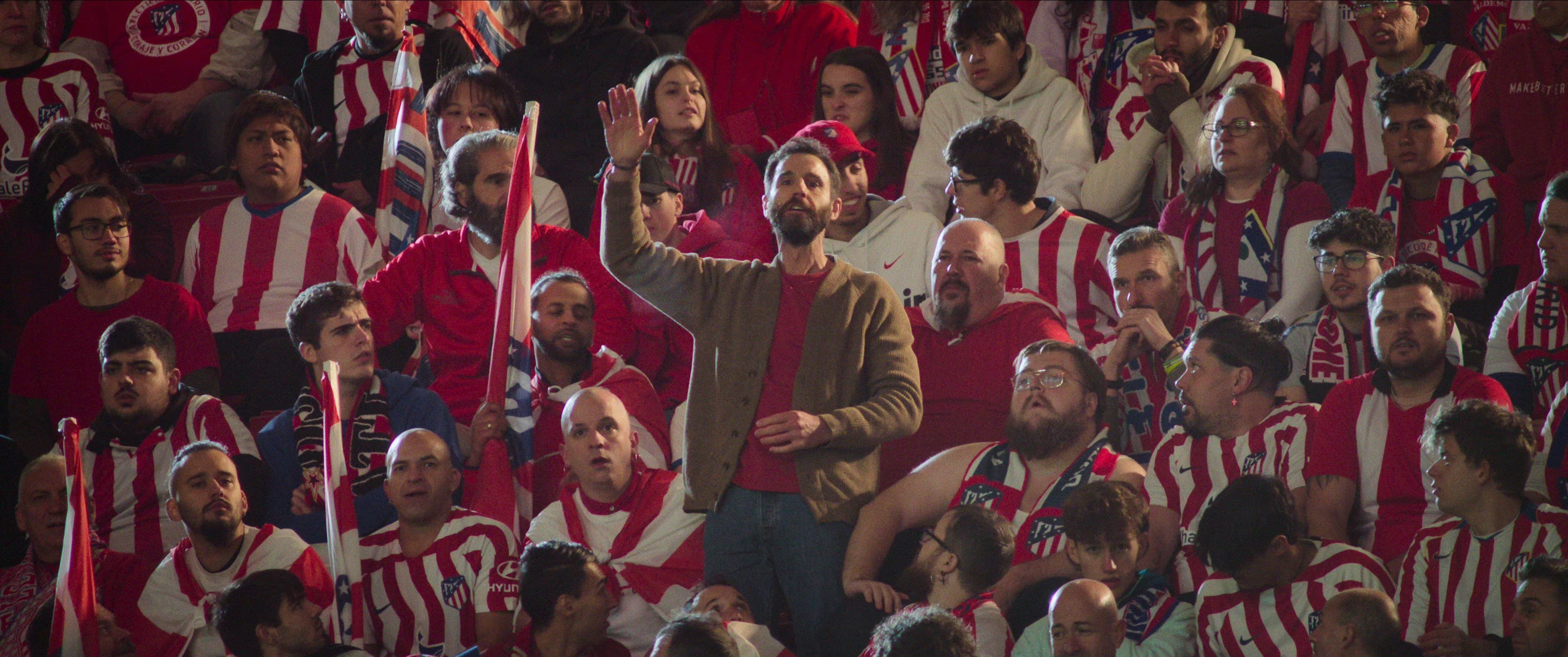 Cerca del desenlace de "El Campeón", Álex se presenta en el estadio para captar la atención de Diego (Foto: Netflix)