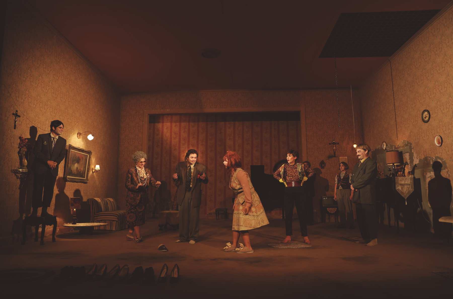 El elenco de "Tartufo" está compuesto por Alonso Cano, Fernando Luque, Amaranta Kun, María Grazia Gamarra,
Denise Arregui, Oscar Yepez, María Fernanda Misajel, Alejandro Tagle y Stefano Salvini.