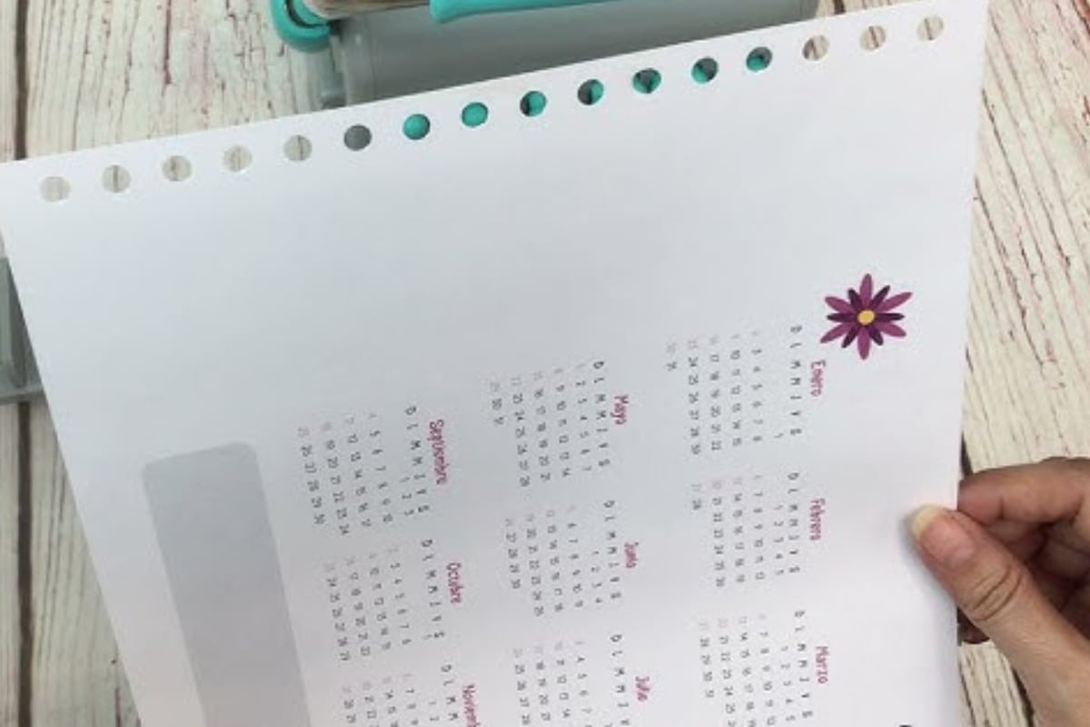 Con elementos que tienes en casa podrás perforar una hoja o cartulina en cuestión de segundos. (Foto: YouTube/MiMeLo Scrap)