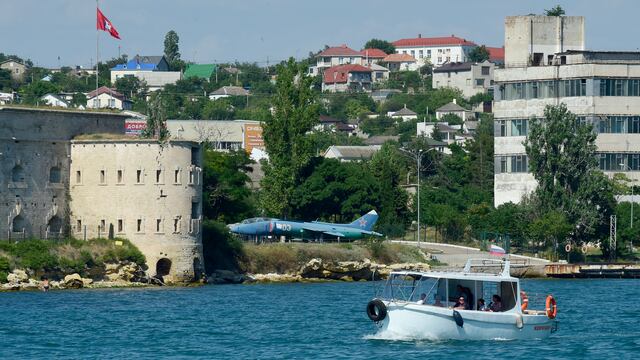 Crimea: Aviones y buques de guerra se asoman ante los vacacionistas rusos 