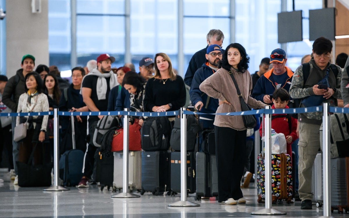 Una tormenta de nieve afectó al área de Nueva York y al noreste de Estados Unidos, generando fuertes retrasos en varios aeropuertos. (Foto: Mark Felix / AFP)