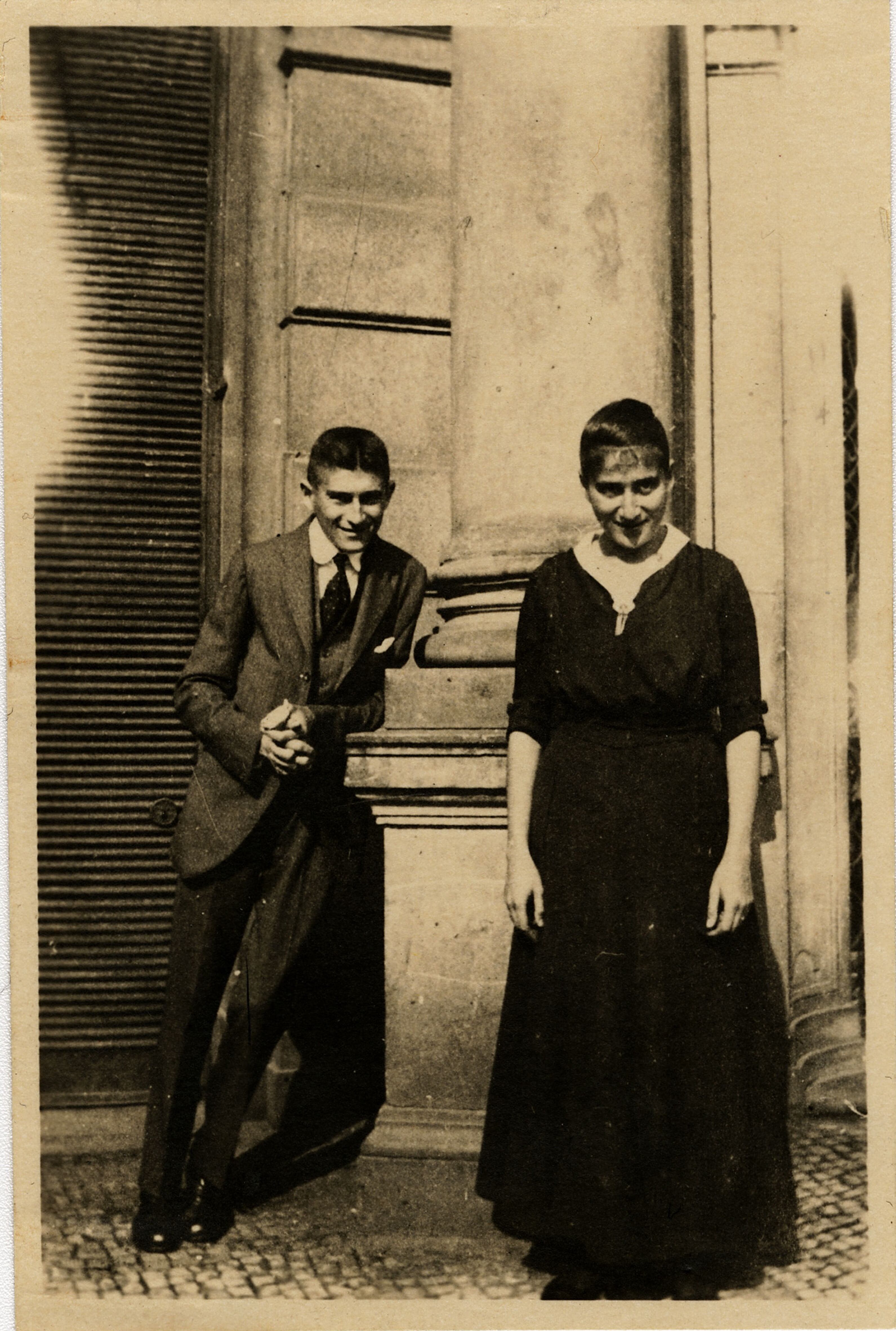 Franz Kafka con su hermana Ottla frente a la casa familiar en Praga.
