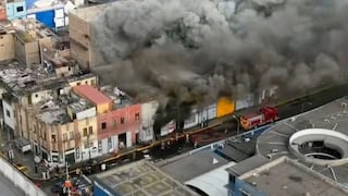 Incendio en almacén en La Victoria ocurre a una cuadra del hospital Almenara