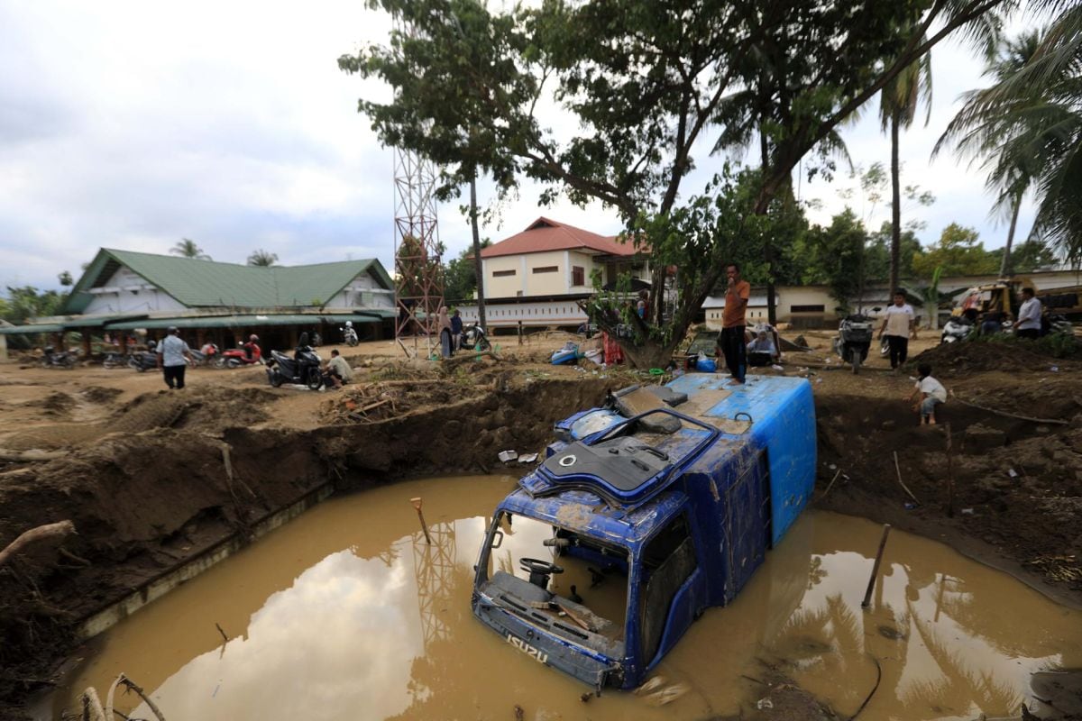 Un camión sepultado por el barro y las aguas en una aldea afectada por las inundaciones en la zona de Meureudu, Pidie Jaya Aceh, Indonesia, 1 de diciembre de 2025. Foto: EFE/EPA/HOTLI SIMANJUNTAK