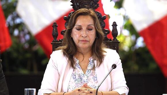 La presidenta Dina Boluarte sigue sin declarar a la prensa, pero en un discurso en el Callao reiteró que permanecerá en el cargo hasta el 2026. (Foto: EFE)