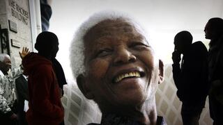 Nelson Mandela sigue "valiente en su lecho de muerte"
