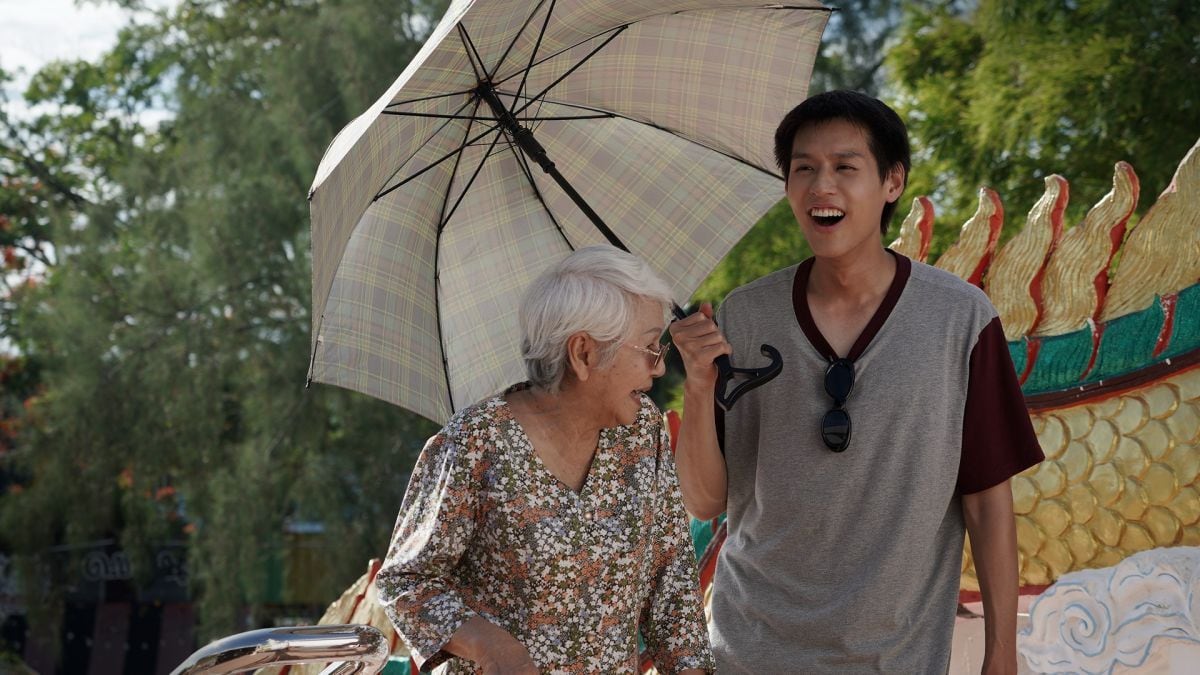 Putthipong Assaratanakul como M y Usa Semkhum como Amah en la película "Cómo ganar millones antes de que muera la abuela" (Foto: Jor Kwang Films)